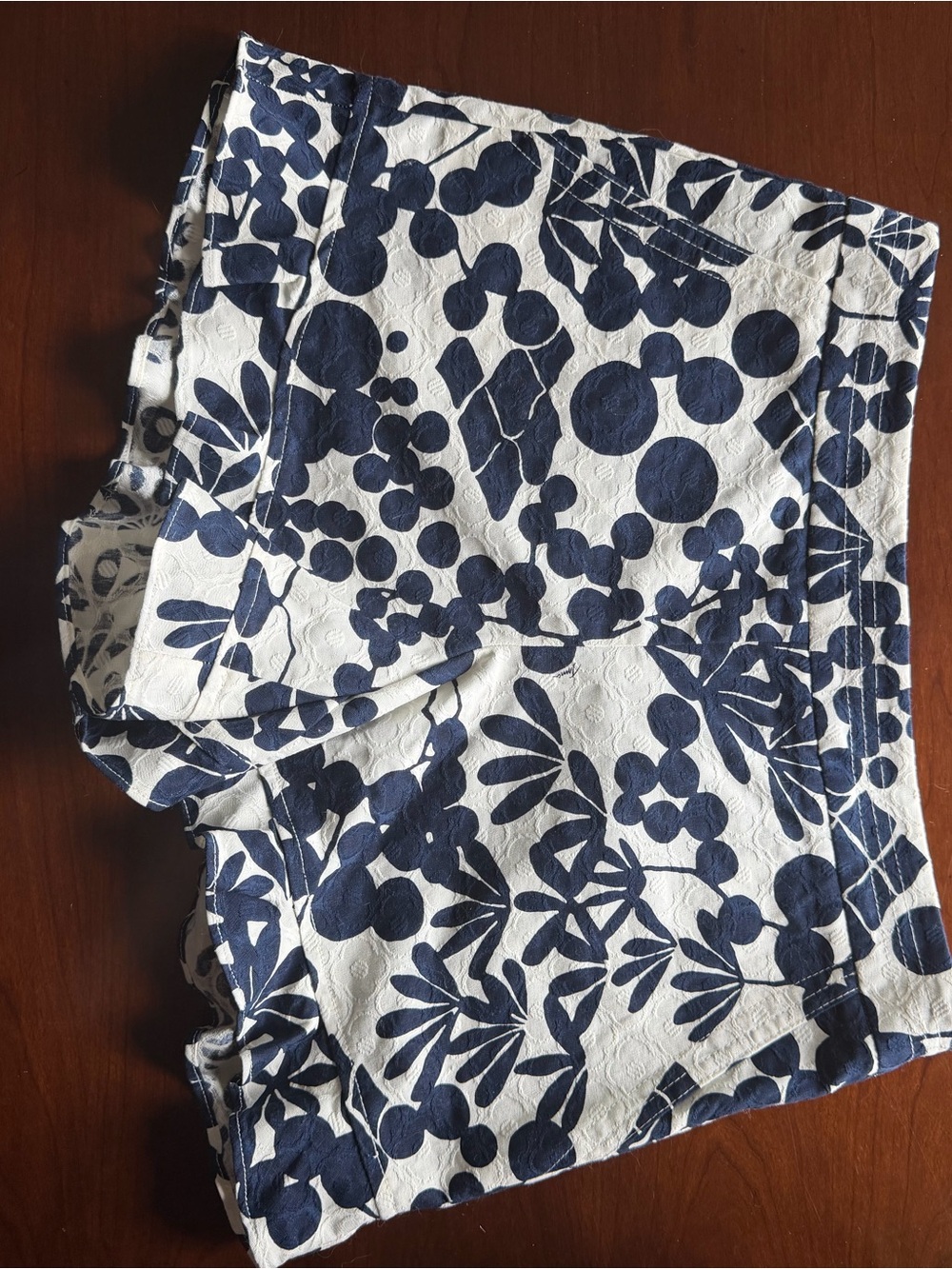 NWT Trina Turk Navy & White Botanical Print Shorts Size 6 - Picture 3 of 7